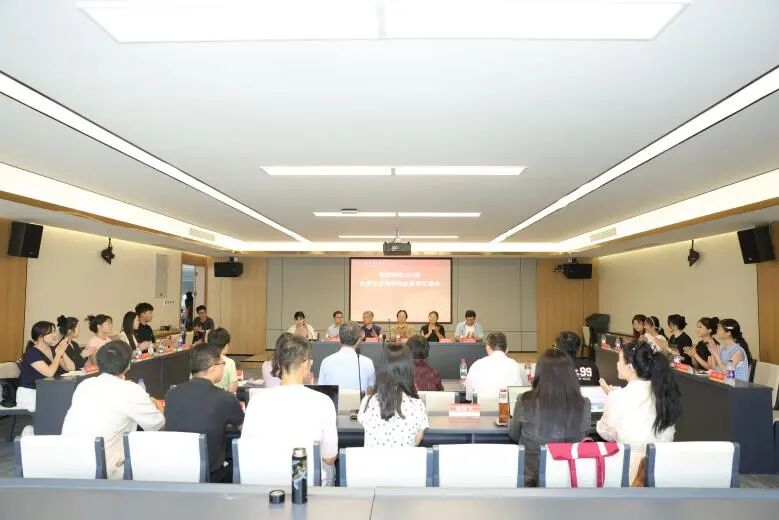 会议室里的人们AI 生成的内容可能不正确。