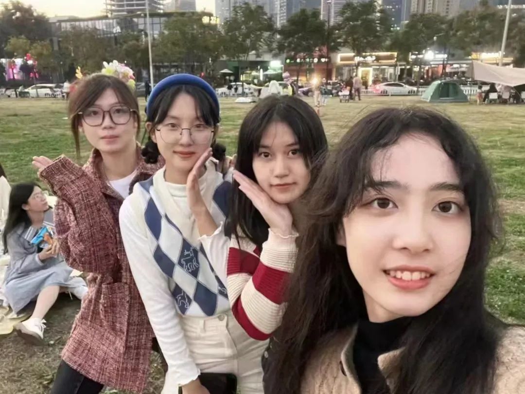 一群女孩在微笑AI 生成的内容可能不正确。