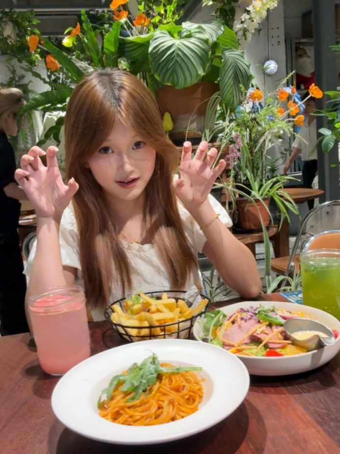 几个女孩在桌子前吃东西AI 生成的内容可能不正确。