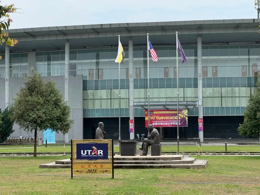 建筑前的广场上有许多人跳起来AI 生成的内容可能不正确。