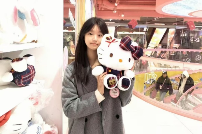 女人对着镜子自拍AI 生成的内容可能不正确。