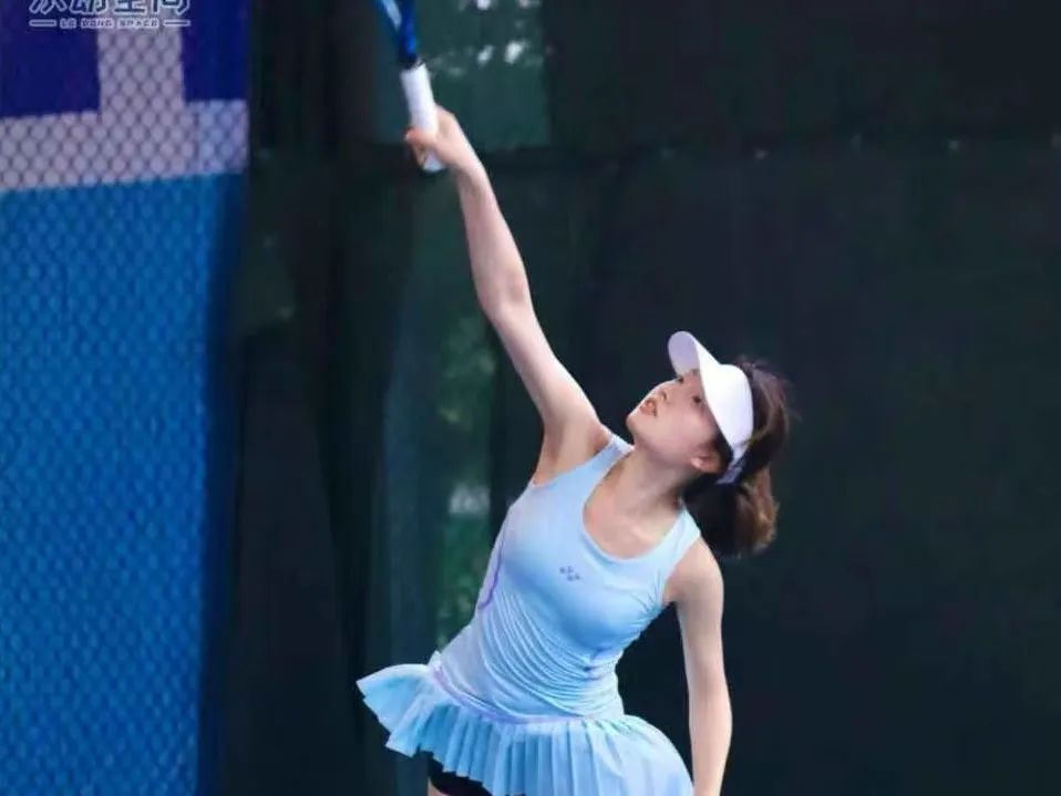 女子手里拿着球拍AI 生成的内容可能不正确。