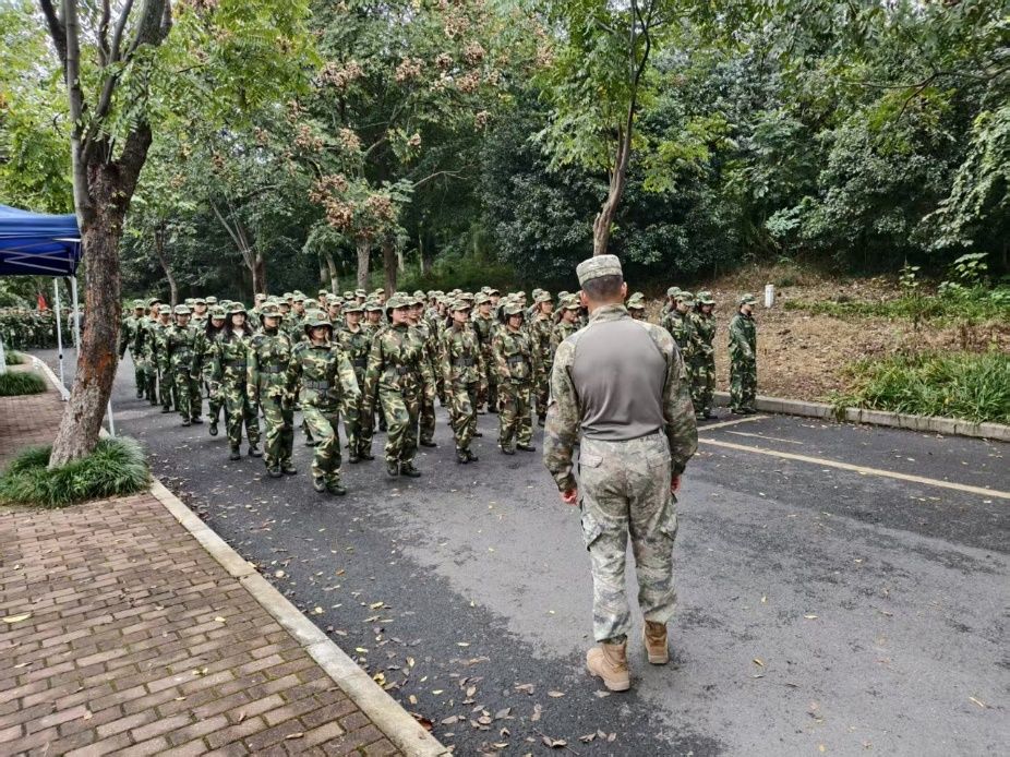 男人在树林旁的路上走AI 生成的内容可能不正确。