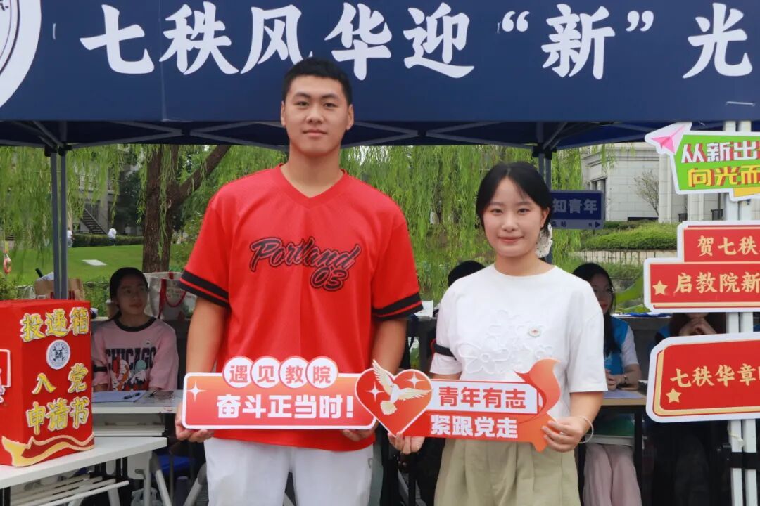 一群人站在标志AI 生成的内容可能不正确。