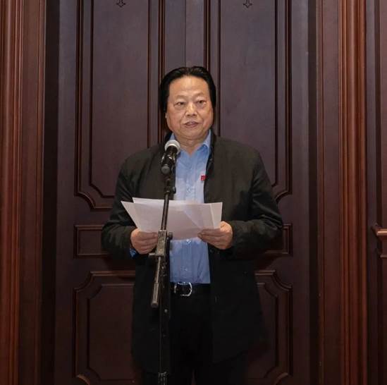 人站在镜子前自拍低可信度描述已自动生成