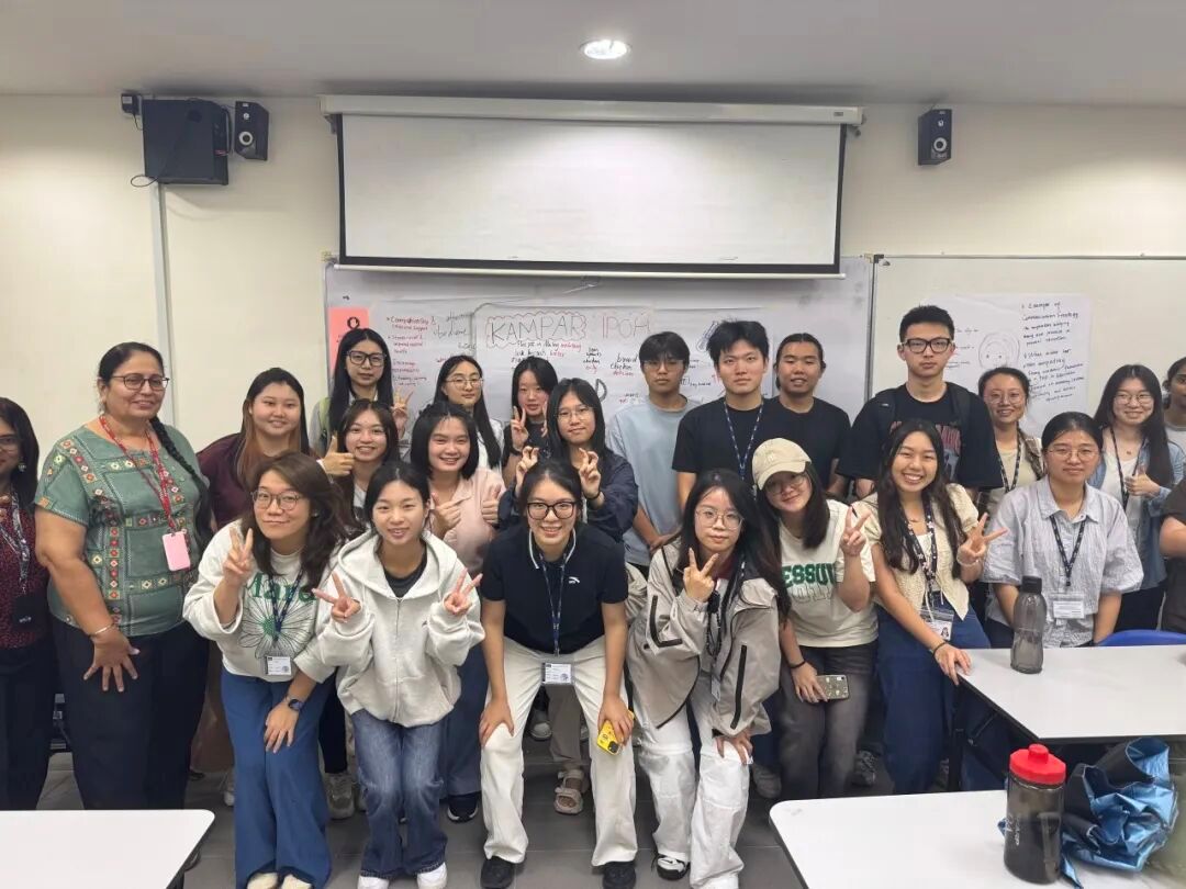 一群人站在一起合影AI 生成的内容可能不正确。