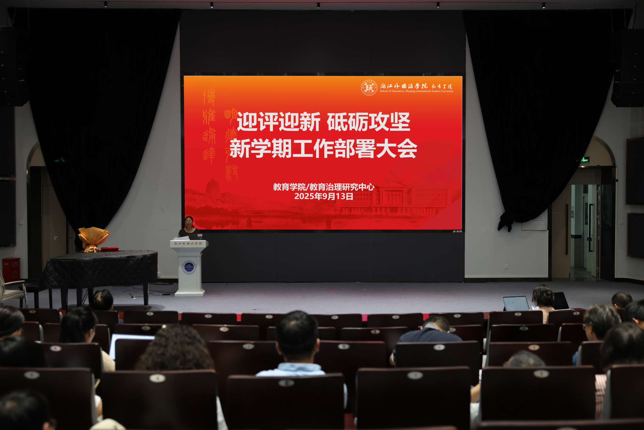 图片包含 桌子, 标志, 监控, 大AI 生成的内容可能不正确。