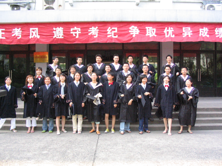 一群人站在建筑外的招牌AI 生成的内容可能不正确。