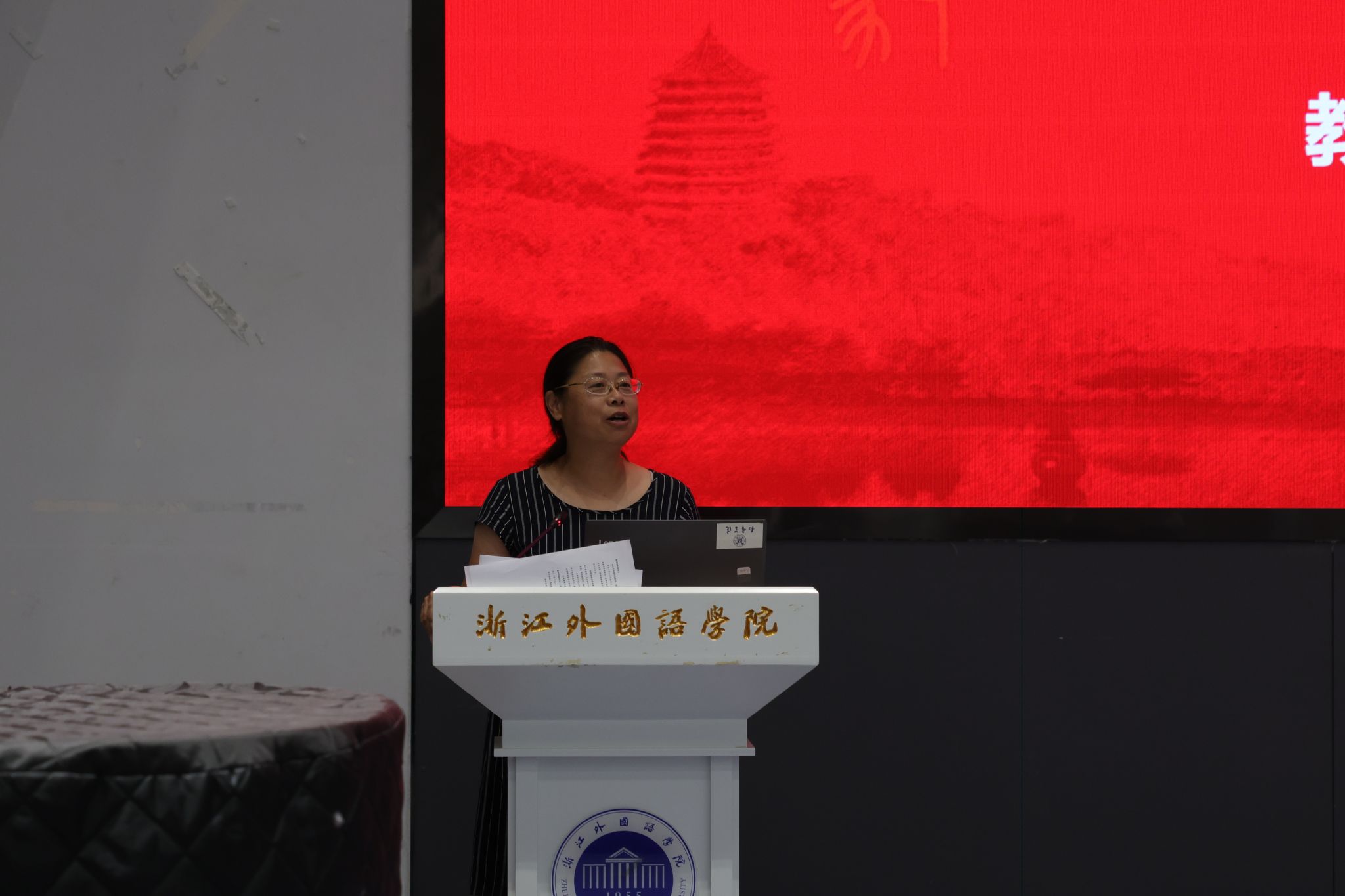 男人站在电视前AI 生成的内容可能不正确。