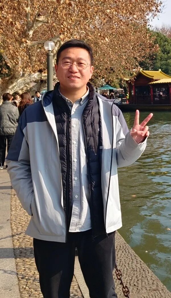 男人站在一起AI 生成的内容可能不正确。