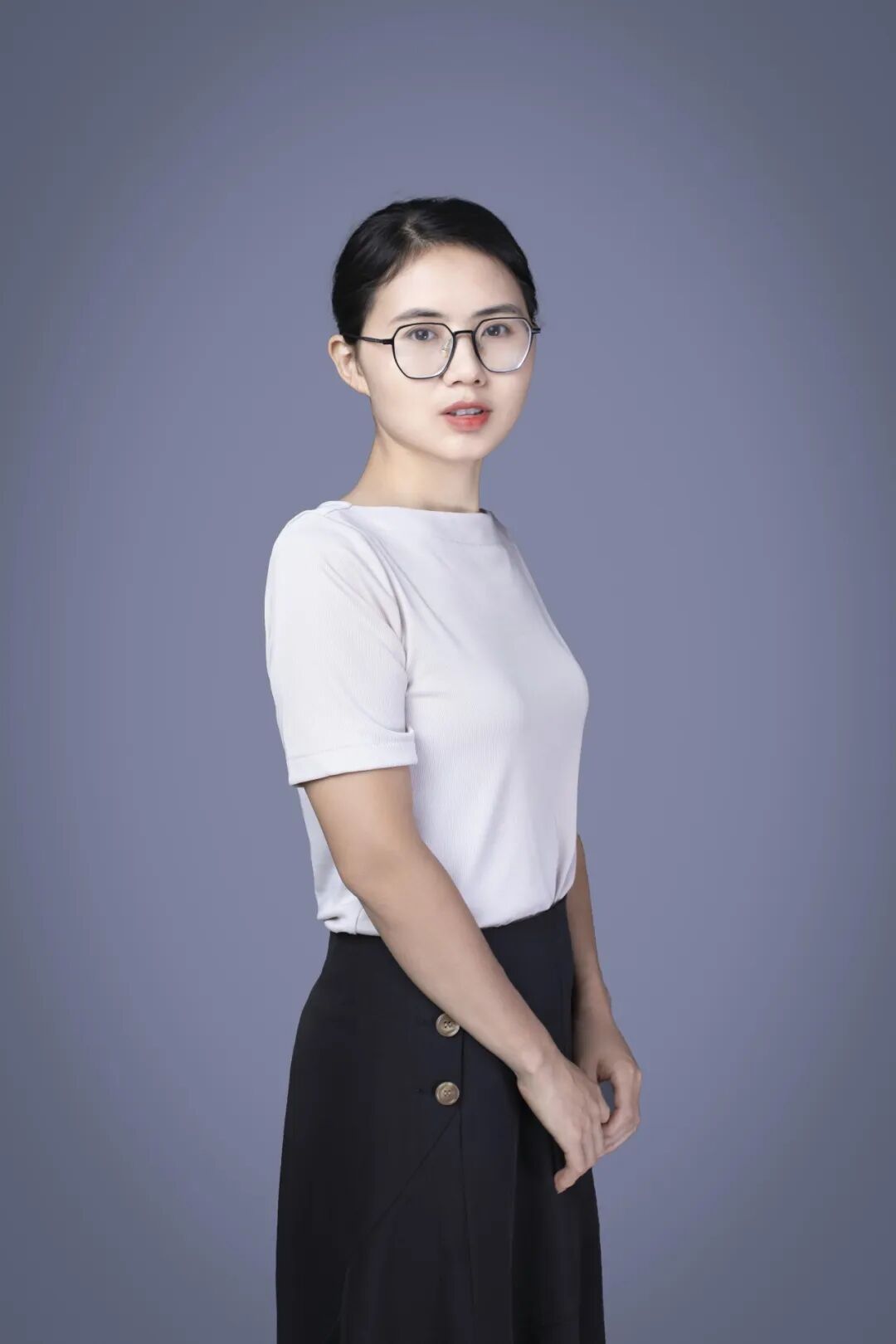 人站着AI 生成的内容可能不正确。