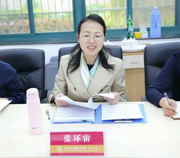 一群人坐在桌子前描述已自动生成