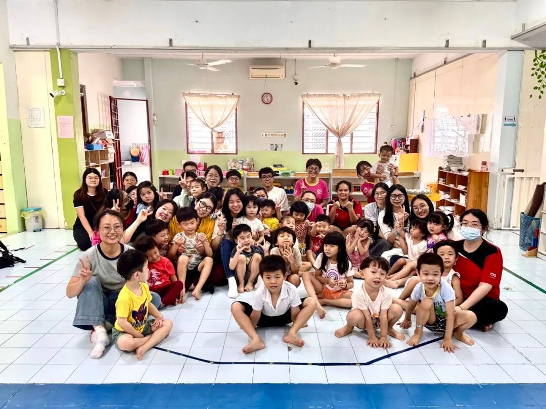 一群小孩在表演AI 生成的内容可能不正确。