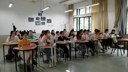 说明: 一群人在房间里的餐厅描述已自动生成