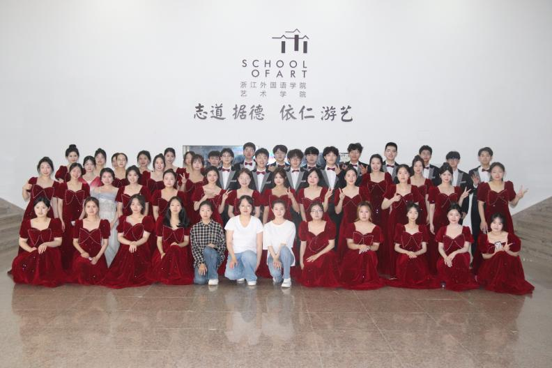 一群人站在一起AI 生成的内容可能不正确。