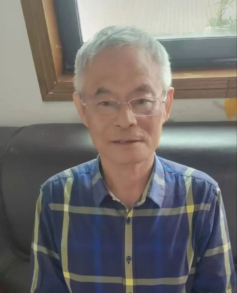 穿着蓝色衬衫的男人AI 生成的内容可能不正确。