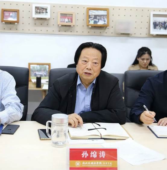 一群人坐在桌子前描述已自动生成