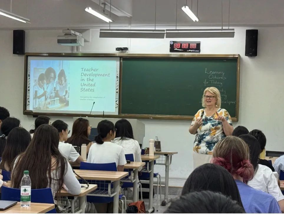 会议室里的人们AI 生成的内容可能不正确。