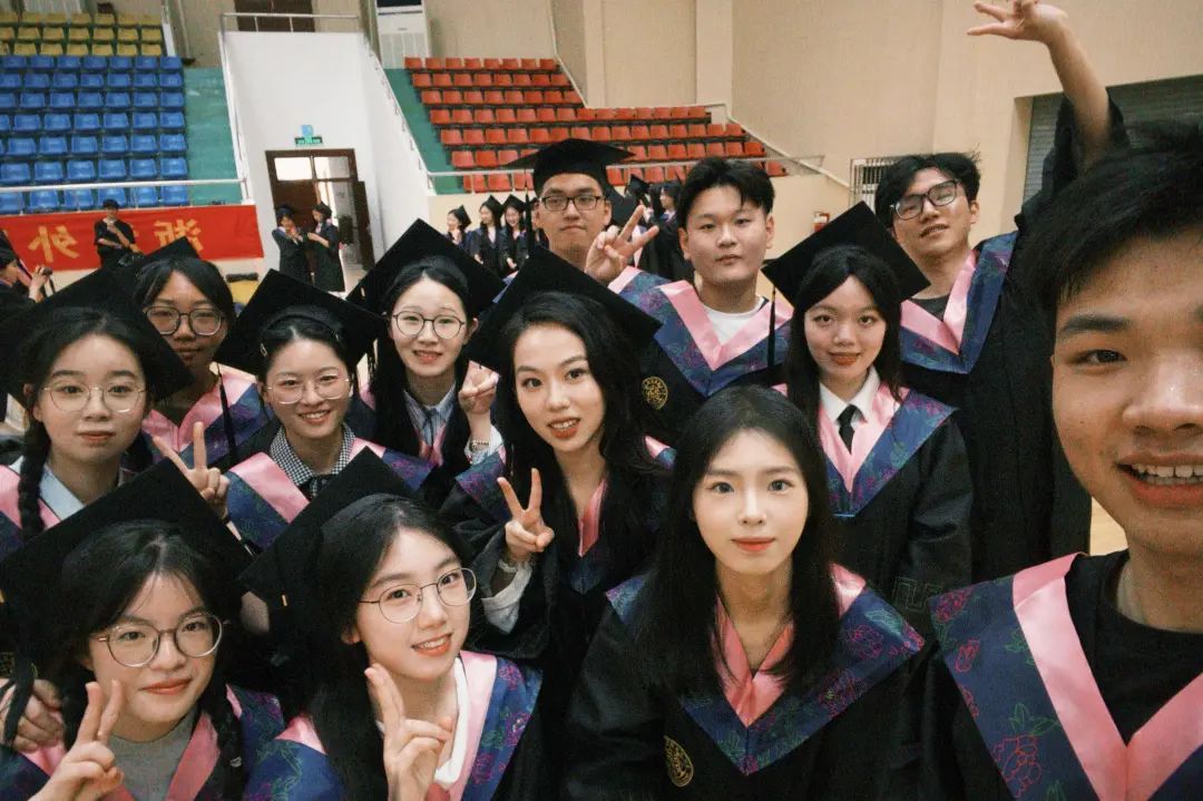 一群人的照片AI 生成的内容可能不正确。