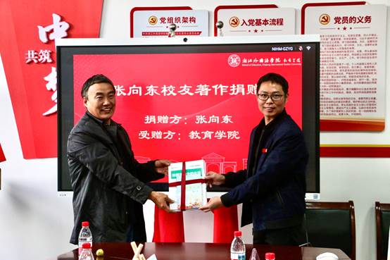 图片包含 人, 室内, 男人, 桌子 AI 生成的内容可能不正确。