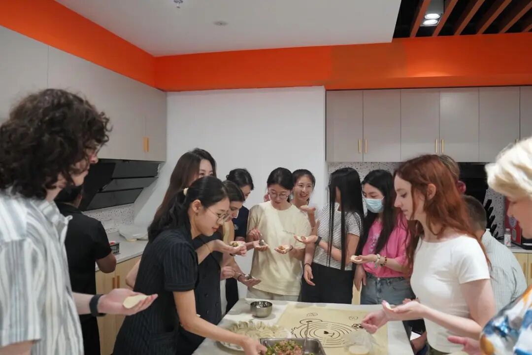 一群人的聚会AI 生成的内容可能不正确。