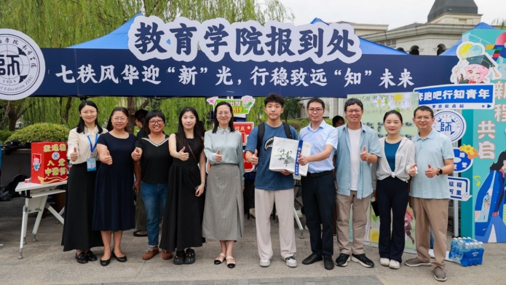 一群人站在一起合影AI 生成的内容可能不正确。