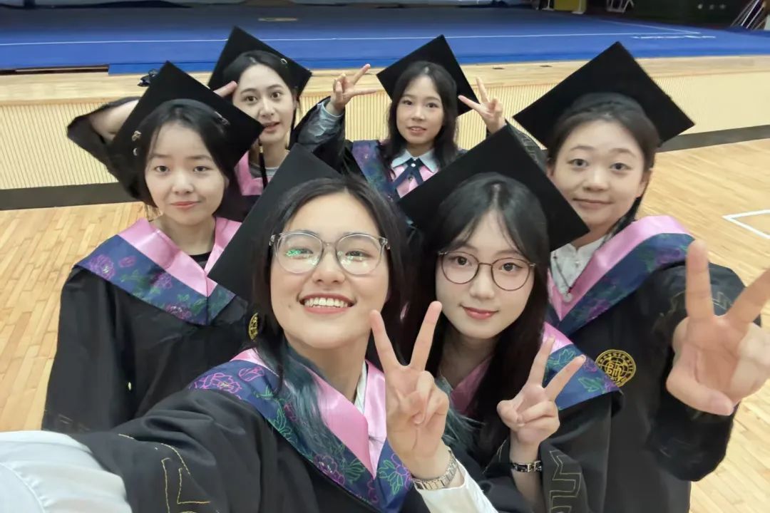 一群人的合影AI 生成的内容可能不正确。