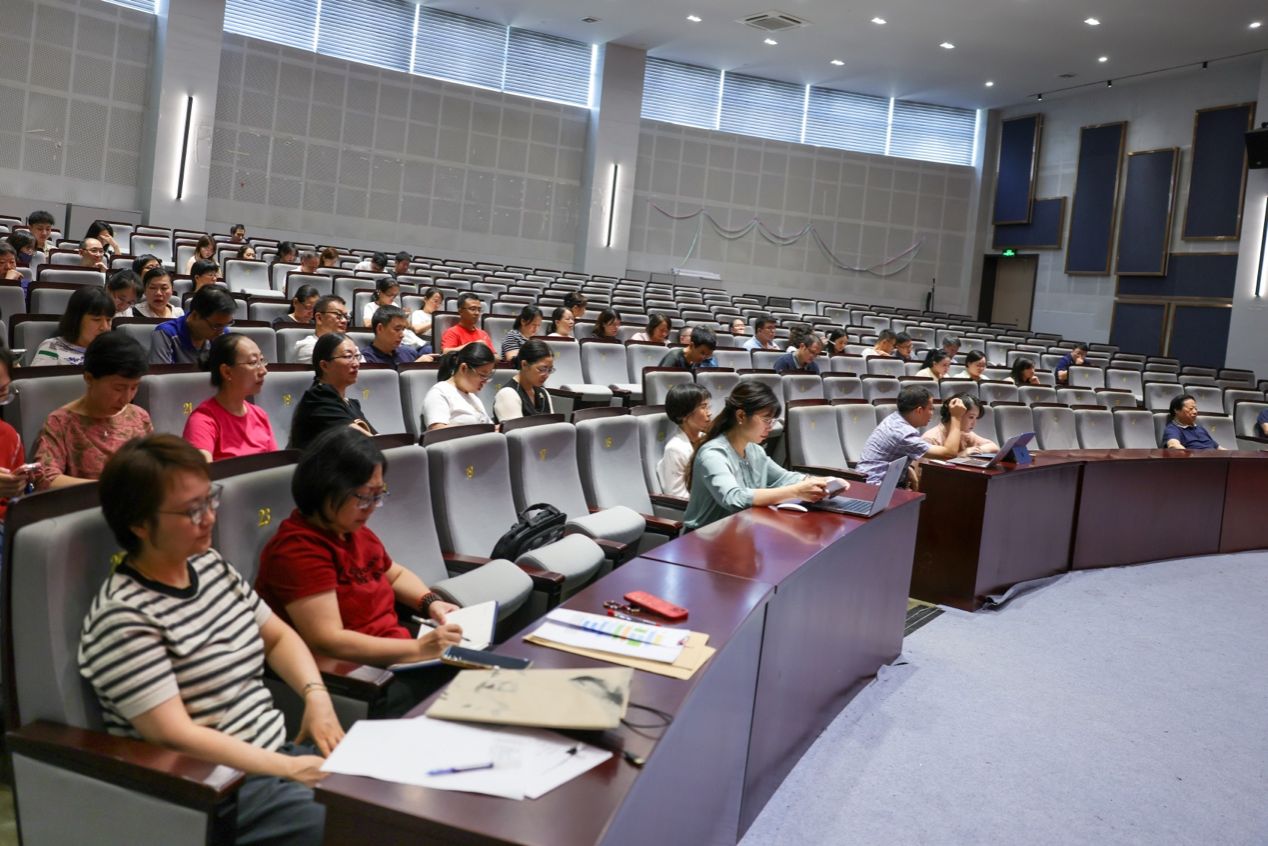 会议室里的人们AI 生成的内容可能不正确。