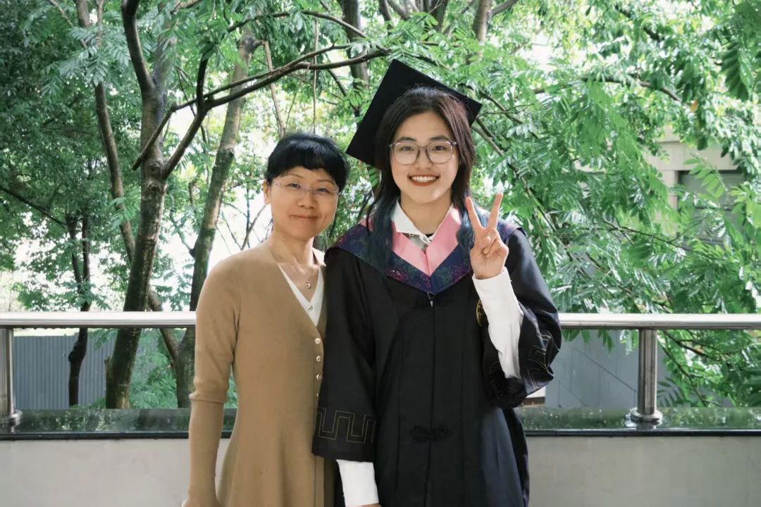 人站在一起AI 生成的内容可能不正确。