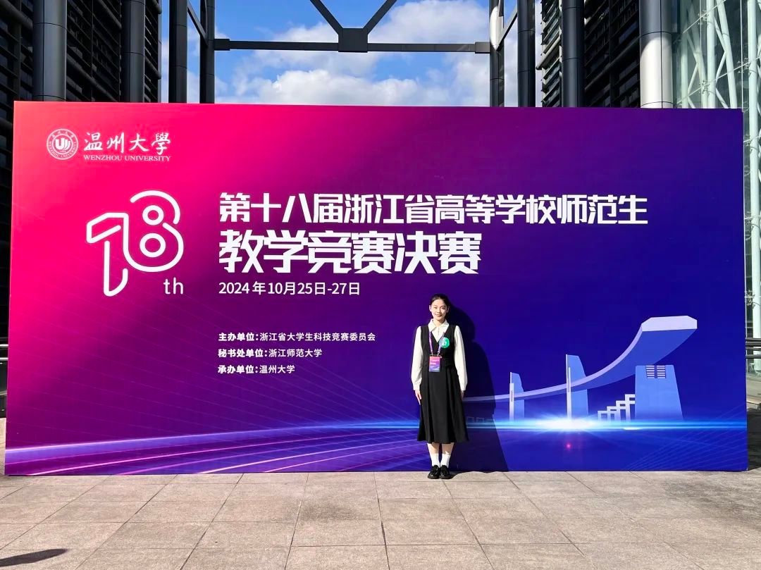 街道上有店铺的标志橱窗上贴着海报AI 生成的内容可能不正确。