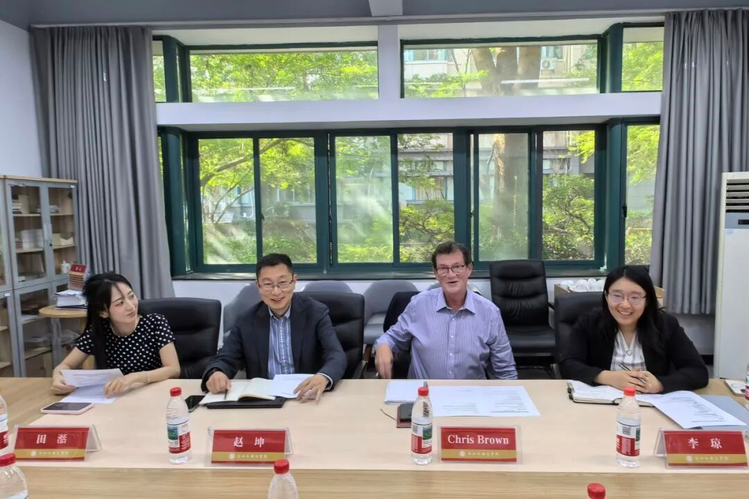 一群人坐在桌子前AI 生成的内容可能不正确。