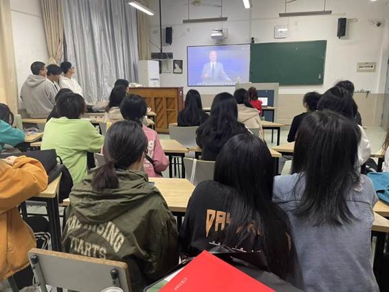 一群人在开会描述已自动生成