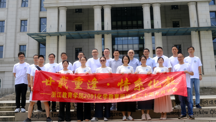 一群男人和女人在跳舞AI 生成的内容可能不正确。