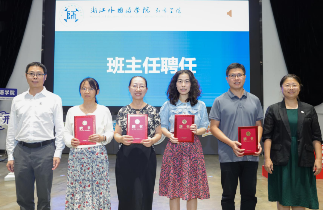 一群人站在一起合影AI 生成的内容可能不正确。