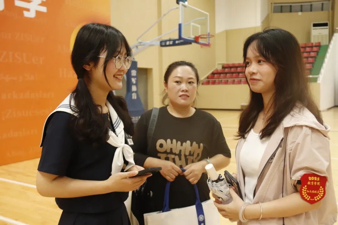 男人和女人站在一起AI 生成的内容可能不正确。