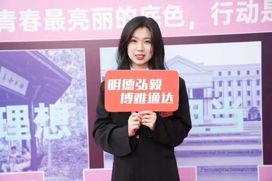 人拿着手机AI 生成的内容可能不正确。