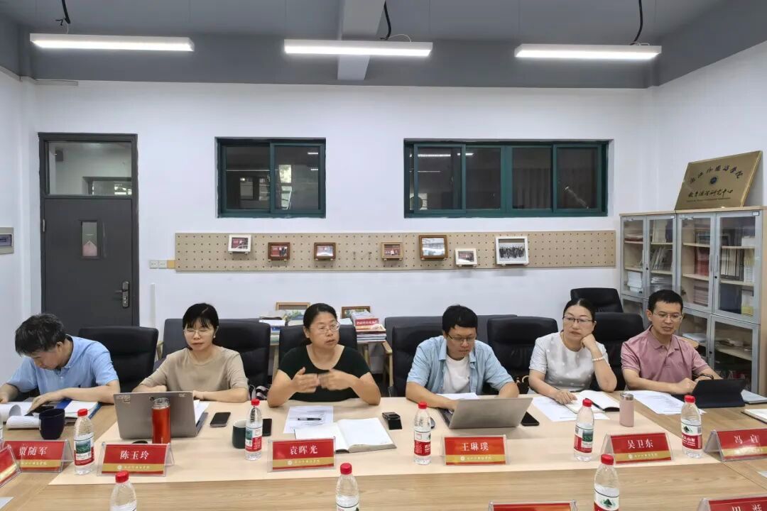 会议室里的人们AI 生成的内容可能不正确。