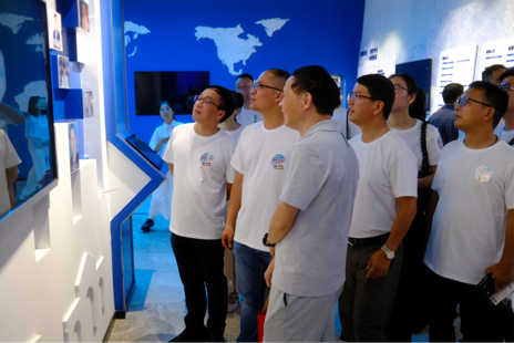 一群人站在室内AI 生成的内容可能不正确。