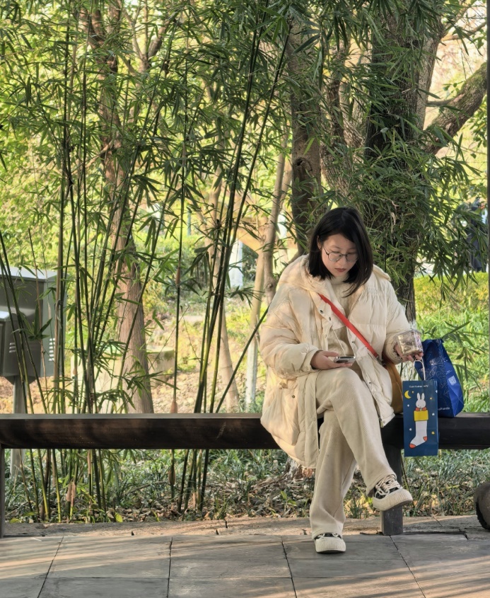 树林间的人AI 生成的内容可能不正确。