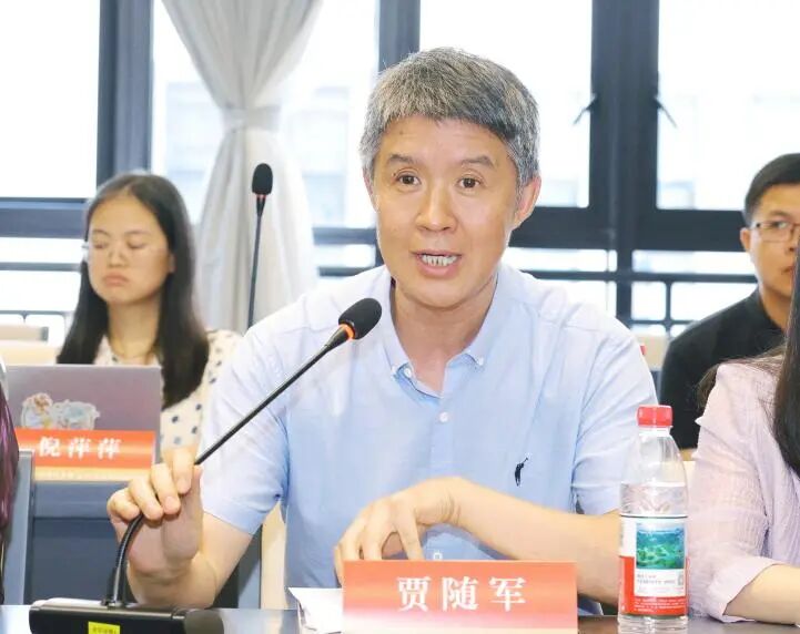 图片包含 窗户, 人, 室内, 桌子AI 生成的内容可能不正确。