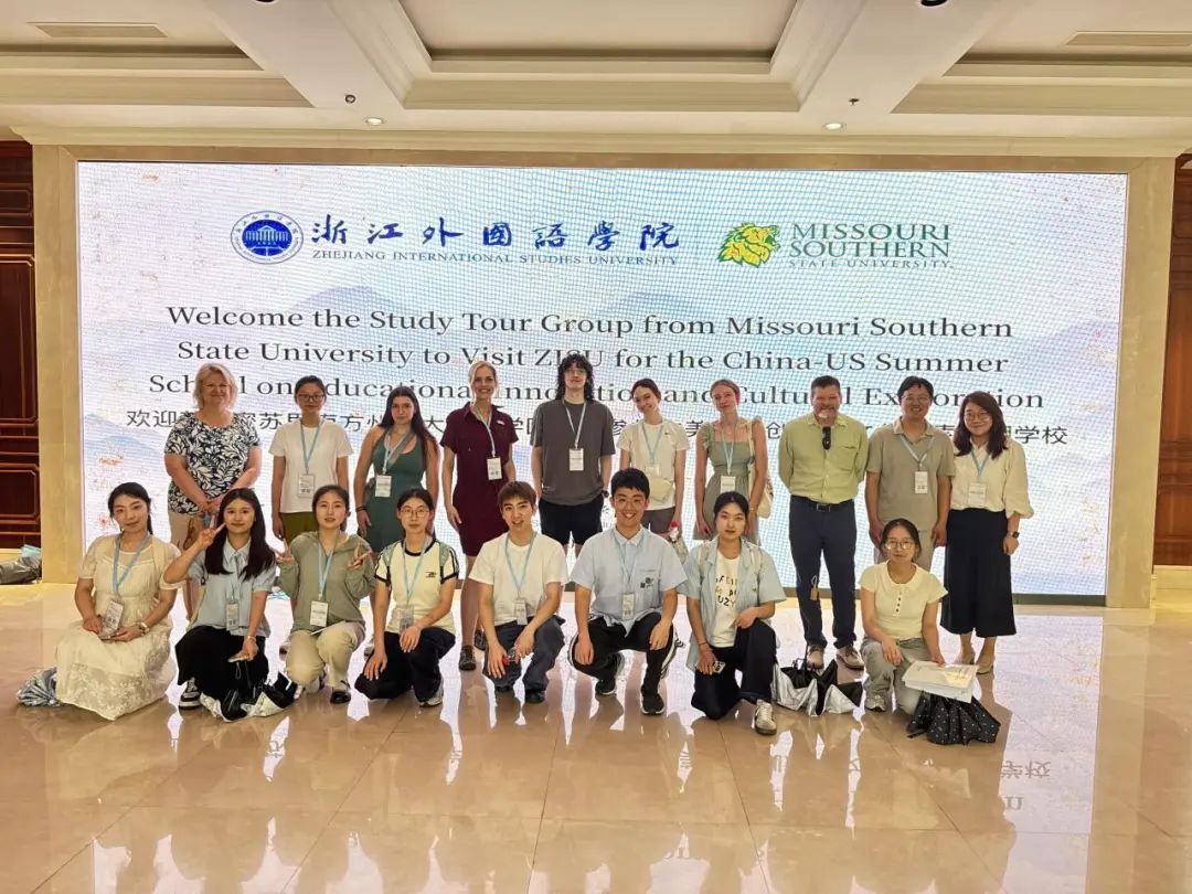 一群人站在一起AI 生成的内容可能不正确。