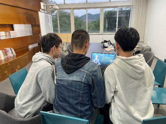 小孩们在房间里中度可信度描述已自动生成