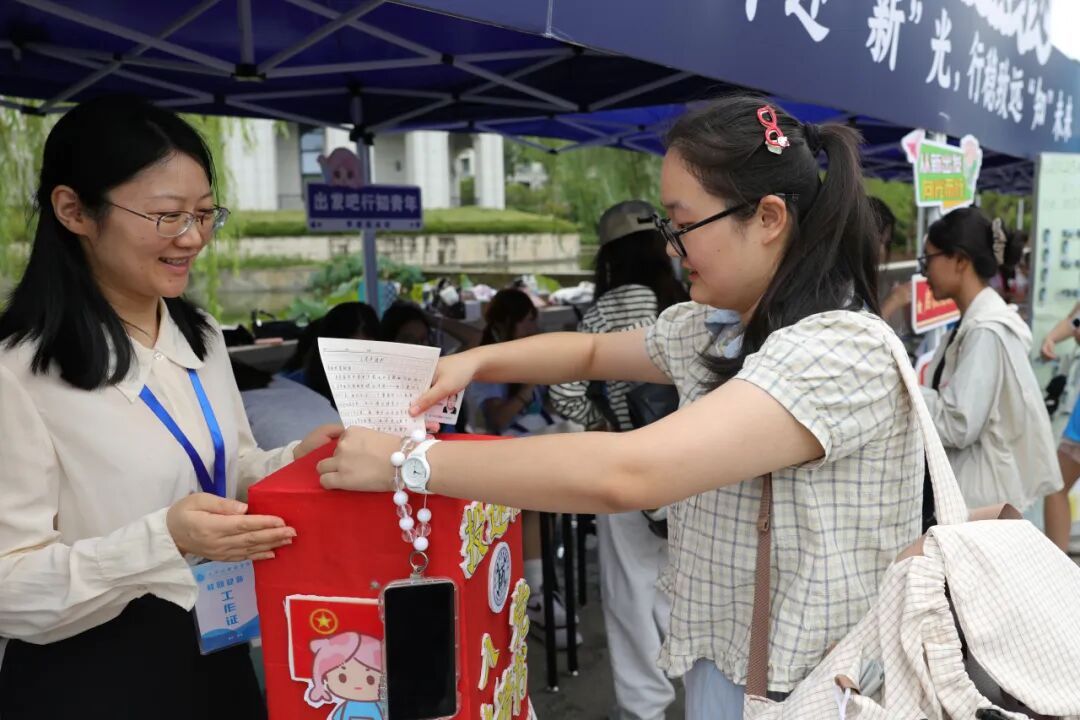 图片包含 人, 户外, 女人, 桌子AI 生成的内容可能不正确。