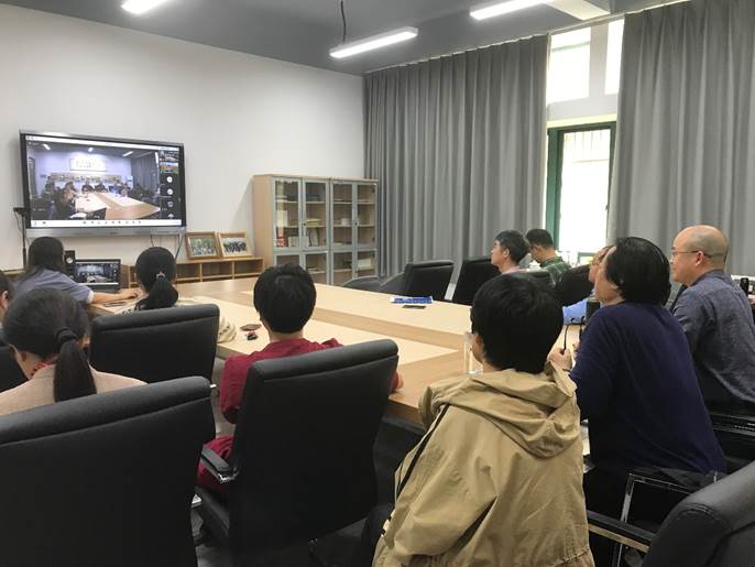 一群人在房间里交谈描述已自动生成