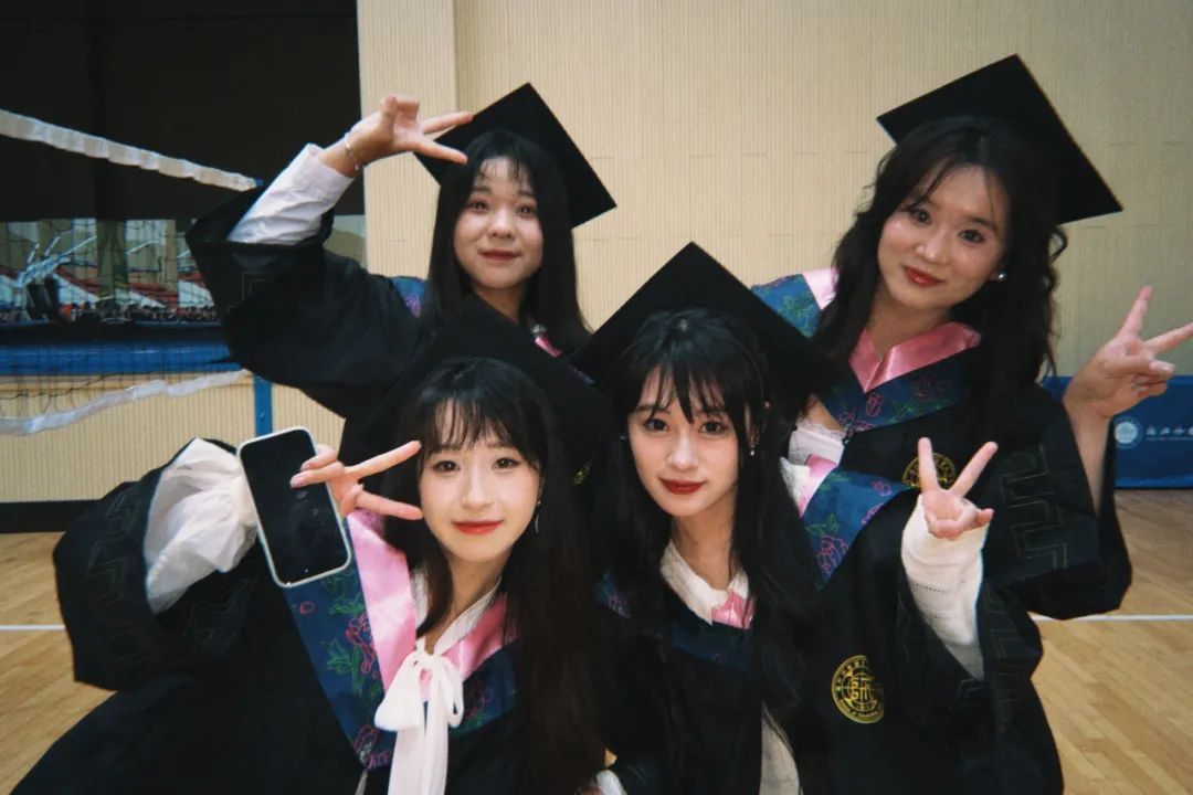 一群人在拍照AI 生成的内容可能不正确。