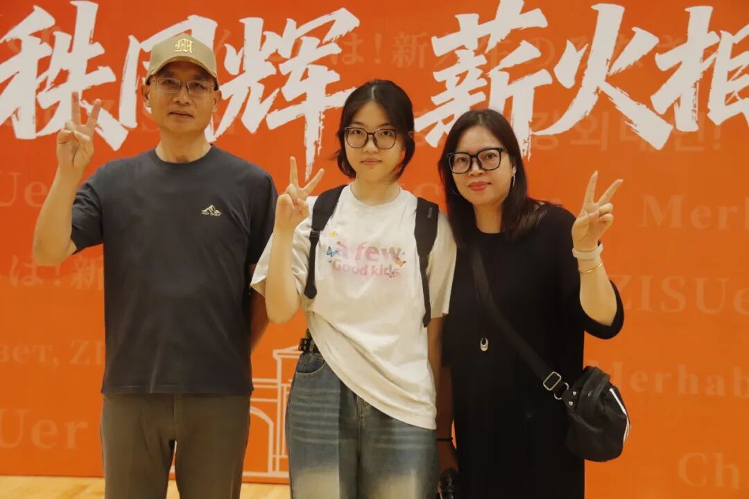 一些人站在一起AI 生成的内容可能不正确。