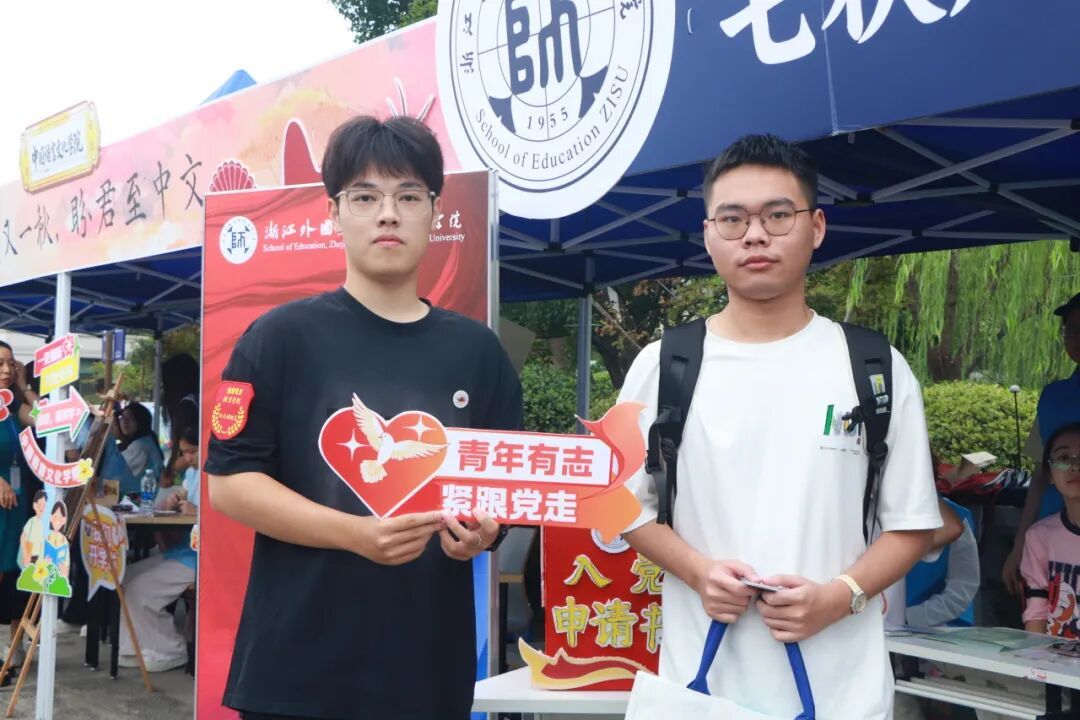 图片包含 人, 户外, 标志, 站AI 生成的内容可能不正确。