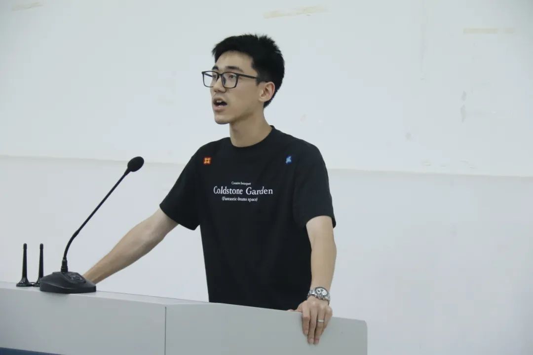 男人站在墙边AI 生成的内容可能不正确。