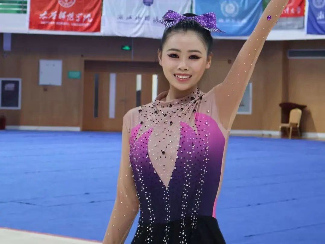 女人穿着裙子AI 生成的内容可能不正确。