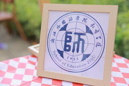 桌子上有标志 AI 生成的内容可能不正确。